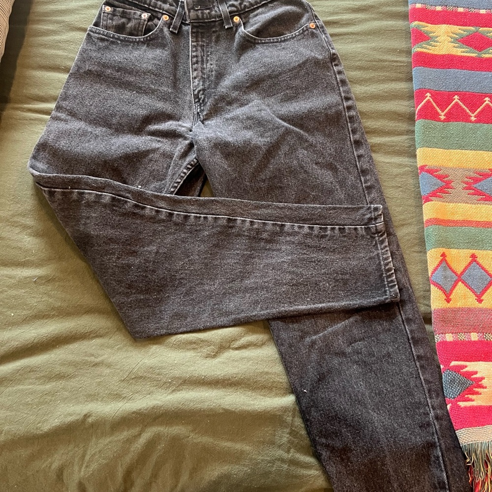Size 9 short (runs small) vintage Levi’s!